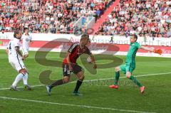 1. Bundesliga - Fußball - FC Ingolstadt 04 - Eintracht Frankfurt - Tor Chance für Lukas Hinterseer (16, FCI), Torwart Lukáš Hrádecký (1 Frankfurt) kommt zuvor