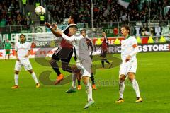 1. Bundesliga - Fußball - FC Ingolstadt 04 - SV Werder Bremen - Darió Lezcano (37, FCI) gewinnt den Kopfball gegen Lukas Fröde (39, SV Werder Bremen)