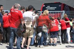 1. Bundesliga - Fußball - FC Ingolstadt 04 - FC Bayern München - Warten auf die Bayern Spieler Fans Bus