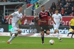 1. Bundesliga - Fußball - FC Ingolstadt 04 - Hannover 96 - Lukas Hinterseer (16, FCI) läuft allein auf das Tor zu, links Waldemar Anton (Hannover 31)