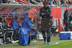 1. Bundesliga - Fußball - FC Ingolstadt 04 - Hannover 96 - Cheftrainer Ralph Hasenhüttl (FCI) und Co-Trainer Michael Henke (FCI) ratlos