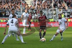 1. Bundesliga - Fußball - FC Ingolstadt 04 - Eintracht Frankfurt - mitte Alfredo Morales (6, FCI) mit Maske, links Marco Russ (4 Frankfurt) und rechts Marc Stendera (21 Frankfurt)