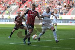 1. Bundesliga - Fußball - FC Ingolstadt 04 - Eintracht Frankfurt - Lukas Hinterseer (16, FCI) rechts Carlos Zambrano (5 Frankfurt)