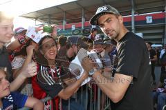 1. Bundesliga - Fußball - FC Ingolstadt 04 - FC Bayern München - Verabschiedung Saisonabschlußfest, Fahnen Schals Jubel Choreo, Autogramme Selfies Lukas Hinterseer (16, FCI)