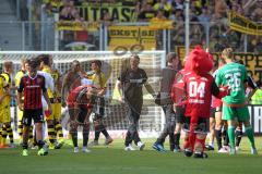 1. Bundesliga - Fußball - FC Ingolstadt 04 - Borussia Dortmund - Spiel ist aus, Niederlage 0:4, Köpfe hangen bei den Schanzern, Cheftrainer Ralph Hasenhüttl (FCI) treibt sein Team zusammen
