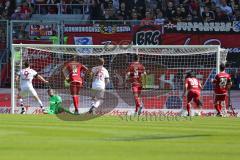 1. Bundesliga - Fußball - FC Ingolstadt 04 - FC Bayern München - Tor durch Elfmeter Robert Lewandowski (9 Bayern) und am Boden Torwart Ramazan Özcan (1, FCI)