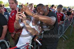 1. Bundesliga - Fußball - FC Ingolstadt 04 - FC Bayern München - Verabschiedung Saisonabschlußfest, Fahnen Schals Jubel Choreo, Autogramme Selfies Roger de Oliveira Bernardo (8, FCI)