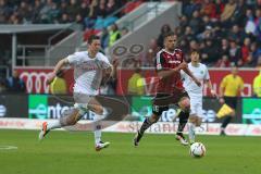 1. Bundesliga - Fußball - FC Ingolstadt 04 - Hannover 96 - Lukas Hinterseer (16, FCI) läuft allein auf das Tor zu, links Waldemar Anton (Hannover 31)