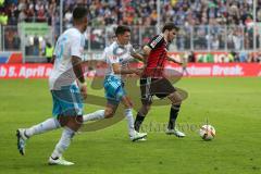 1. Bundesliga - Fußball - FC Ingolstadt 04 - FC Schalke 04 - Pascal Groß (10, FCI) und links Alessandro Schöpf (Schalke 21)