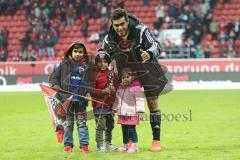 1. Bundesliga - Fußball - FC Ingolstadt 04 - VfB Stuttgart - Torschütze Darío Lezcano (37, FCI) mit Kindern nach dem Spiel auf dem Spielfeld