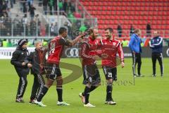 1. Bundesliga - Fußball - FC Ingolstadt 04 - Borussia Mönchengladbach - Sieg Jubel Team auf dem Spielfeld bedanken sich bei den Fans, Marvin Matip (34, FCI) Moritz Hartmann (9, FCI) Markus Suttner (29, FCI)