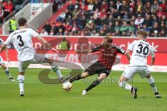 1. Bundesliga - Fußball - FC Ingolstadt 04 - Borussia Mönchengladbach - Drehschuß von Moritz Hartmann (9, FCI) Andreas Christensen (Gladbach 3) Nico Elvedi (Gladbach 30)