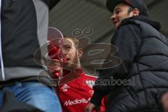 1. Bundesliga - Fußball - FC Ingolstadt 04 - Borussia Mönchengladbach - Sieg Spiel ist aus Fans Jubel, Torschütze Moritz Hartmann (9, FCI) bei den Fans mit Megaphon