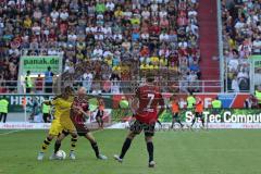 1. Bundesliga - Fußball - FC Ingolstadt 04 - Borussia Dortmund - links Henrikh Mkhitaryan (BVB 10) mit Tobias Levels (28, FCI) und rechts Mathew Leckie (7, FCI)