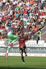 1. Bundesliga - Fußball - FC Ingolstadt 04 - VfL Wolfsburg -  Kopfball links Markus Suttner (29, FCI)