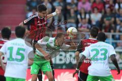 1. Bundesliga - Fußball - FC Ingolstadt 04 - VfL Wolfsburg -  Benjamin Hübner (5, FCI) oben Bas Dost (Wolfsburg 12)