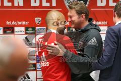 1. Bundesliga - Fußball - FC Ingolstadt 04 - FC Bayern München - Pressekonferenz, Cheftrainer Josep Pep Guardiola (Bayern) und Cheftrainer Ralph Hasenhüttl (FCI) umarmen sich