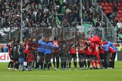 1. Bundesliga - Fußball - FC Ingolstadt 04 - Borussia Mönchengladbach - Sieg Jubel Team auf dem Spielfeld mit Cheftrainer Ralph Hasenhüttl (FCI)