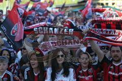 1. Bundesliga - Fußball - FC Ingolstadt 04 - FC Bayern München - Verabschiedung Saisonabschlußfest, Fahnen Schals Jubel Choreo