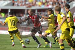 1. Bundesliga - Fußball - FC Ingolstadt 04 - Borussia Dortmund - Moritz Hartmann (9, FCI) links Henrikh Mkhitaryan (BVB 10) und rechts Shinji Kagawa (BVB 23)