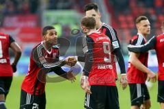 1. Bundesliga - Fußball - FC Ingolstadt 04 - 1. FSV Mainz 05 - Elias Kachunga (25, FCI) gratuliert Torschütze Moritz Hartmann (9, FCI) ganz förmlich