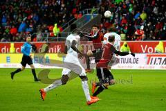 1. Bundesliga - Fußball - FC Ingolstadt 04 - SV Werder Bremen - Mathew Leckie (7, FCI) köpft auf Moritz Hartmann (9, FCI). Jannik Vestergaard (7, SV Werder Bremen) undPapy Djilobodji (3, SV Werder Bremen) sehen zu