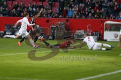 1. Bundesliga - Fußball - FC Ingolstadt 04 - FC Augsburg - Foul Elfmeter an Moritz Hartmann (9, FCI)