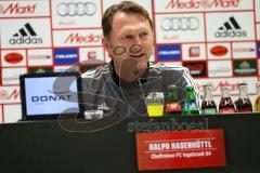 1. Bundesliga - Fußball - FC Ingolstadt 04 - Hannover 96 - Pressekonferenz nach dem Spiel, gut gelaunt Cheftrainer Ralph Hasenhüttl (FCI)