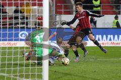 1. Bundesliga - Fußball - FC Ingolstadt 04 - SV Darmstadt 98 - Alfredo Morales (6, FCI) kommt nicht an links Torwart Christian Mathenia (31 Darmstadt 98) vorbei