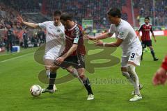 1. Bundesliga - Fußball - FC Ingolstadt 04 - Hannover 96 - mitte Pascal Groß (10, FCI) rechts Miiko Albornoz (Hannover 3)