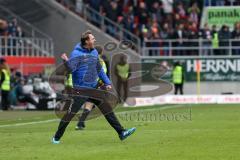 1. Bundesliga - Fußball - FC Ingolstadt 04 - Borussia Mönchengladbach - Spiel ist aus Sieg, Cheftrainer Ralph Hasenhüttl (FCI) schreit jubelt läuft auf das Feld