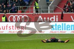 1. Bundesliga - Fußball - FC Ingolstadt 04 - VfB Stuttgart - Darío Lezcano (37, FCI) wird von Torwart Przemyslaw Tyton (22 Stuttgart) zu Boden gerissen und beschwert sich