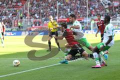 1. Bundesliga - Fußball - FC Ingolstadt 04 - VfL Wolfsburg -  Mathew Leckie (7, FCI) wird von Daniel Caligiuri (Wolfsburg 7) gefoult