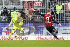 1. BL - Saison 2015/2016 - FC Ingolstadt 04 - 1. FSV Mainz 05 - Moritz Hartmann (#9 FC Ingolstadt 04)  mit einem Strafstoß/Elfmeter zum 1:0 Führungstreffer - Karius Loris Torwart Mainz - Foto: Meyer Jürgen