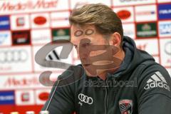 1. Bundesliga - Fußball - FC Ingolstadt 04 - FC Bayern München - Pressekonferenz, Cheftrainer Ralph Hasenhüttl (FCI) zu Tränen gerührt