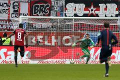 1. Bundesliga - Fußball - FC Ingolstadt 04 - 1. FSV Mainz 05 - Torwart Ramazan Özcan (1, FCI) rennt raus hält sicher links Roger de Oliveira Bernardo (8, FCI)