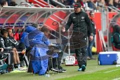 1. Bundesliga - Fußball - FC Ingolstadt 04 - Hannover 96 - Cheftrainer Ralph Hasenhüttl (FCI) und Co-Trainer Michael Henke (FCI) an der Linie