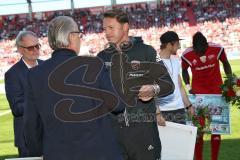 1. Bundesliga - Fußball - FC Ingolstadt 04 - FC Bayern München - Verabschiedung Cheftrainer Ralph Hasenhüttl (FCI) durch Vorsitzender des Vorstandes Peter Jackwerth (FCI)