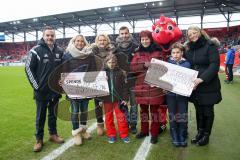 1. Bundesliga - Fußball - FC Ingolstadt 04 - 1. FSV Mainz 05 - Spendenübergabe, mitte Markus Suttner (29, FCI)  an Elisa und Alzheimer Gesellschaft