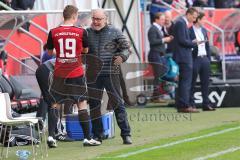 1. Bundesliga - Fußball - FC Ingolstadt 04 - FC Schalke 04 - Spiel ist aus Sieg 3:0, Max Christiansen (19, FCI) und Vorsitzender des Vorstandes Peter Jackwerth (FCI)