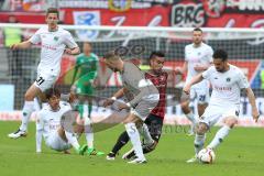 1. Bundesliga - Fußball - FC Ingolstadt 04 - Hannover 96 - mitte Darío Lezcano (37, FCI) rechts Manuel Schmiedebach (Hannover 8)