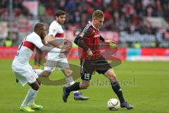 1. Bundesliga - Fußball - FC Ingolstadt 04 - VfB Stuttgart - Max Christiansen (19, FCI) in Bedrängnis von Serey Dié (26 Stuttgart)