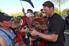 1. Bundesliga - Fußball - FC Ingolstadt 04 - FC Bayern München - Verabschiedung Saisonabschlußfest, Fahnen Schals Jubel Choreo, Autogramme Selfies Cheftrainer Ralph Hasenhüttl (FCI) zu Tränen gerührt