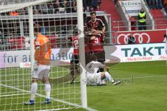 1. Bundesliga - Fußball - FC Ingolstadt 04 - Hannover 96 - Tor durch Alfredo Morales (6, FCI) Jubel oben Pascal Groß (10, FCI) Torwart Ron-Robert Zieler (Hannover 1) machtlos