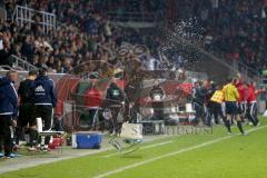 1. BL - Saison 2015/2016 - FC Ingolstadt 04 - Hamburger SV - Scenen auf der FCI Bank nach dem 0:1 Führungstreffer von Hamburg -  Foto: Jürgen Meyer