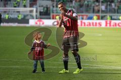 1. Bundesliga - Fußball - FC Ingolstadt 04 - VfL Wolfsburg -  Unentschieden Freude Marvin Matip (34, FCI) mit Fan Kind