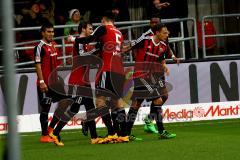 1. Bundesliga - Fußball - FC Ingolstadt 04 - SV Werder Bremen - Pascal Groß (10, FCI) gratuliert dem Torschützen Benjamin Hübner (5, FCI) zum Torerfolg