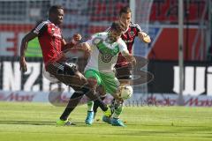 1. Bundesliga - Fußball - FC Ingolstadt 04 - VfL Wolfsburg -  Roger de Oliveira Bernardo (8, FCI) Daniel Caligiuri (Wolfsburg 7) Markus Suttner (29, FCI)