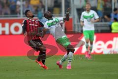 1. Bundesliga - Fußball - FC Ingolstadt 04 - VfL Wolfsburg -  Elias Kachunga (25, FCI) und Josuha Guilavogui (Wolfsburg 23)