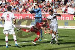 1. Bundesliga - Fußball - FC Ingolstadt 04 - FC Bayern München - kanpp am Tor Lukas Hinterseer (16, FCI) Medhi Benatia (5 Bayern) Torwart Manuel Neuer (1 Bayern)